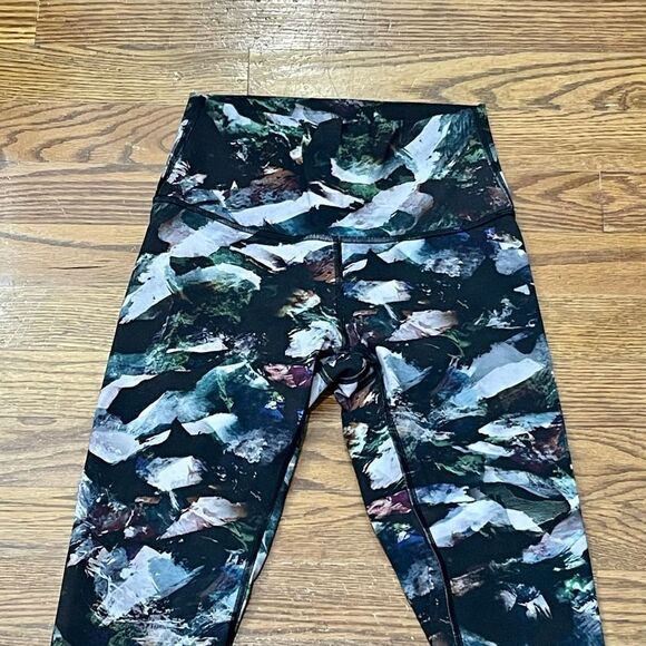 Lululemon Athletica Wonder Under Abstract Print Crop Leggings. Size 4.
Like new. - Picture 2 of 8